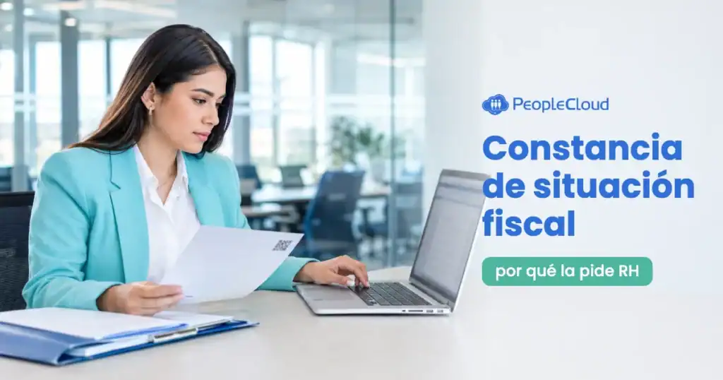 Especialista de nómina valida la constancia de situación fiscal de un nuevo colaborador