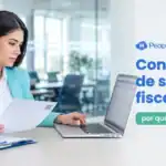 Especialista de nómina valida la constancia de situación fiscal de un nuevo colaborador