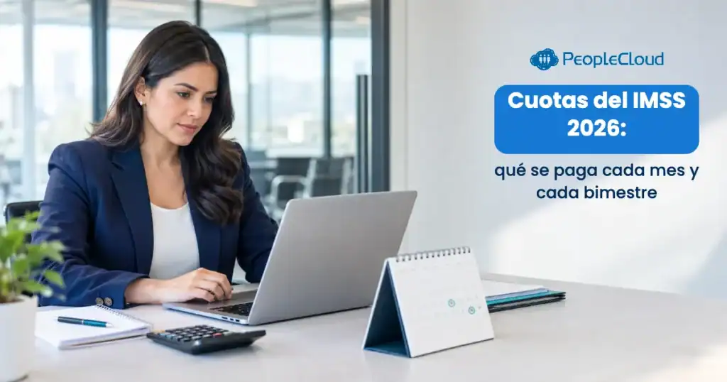 Responsable de nómina revisa en su laptop el calendario de pagos de cuotas del IMSS