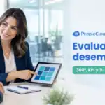 Líder de equipo da retroalimentación a un colaborador durante su evaluación de desempeño