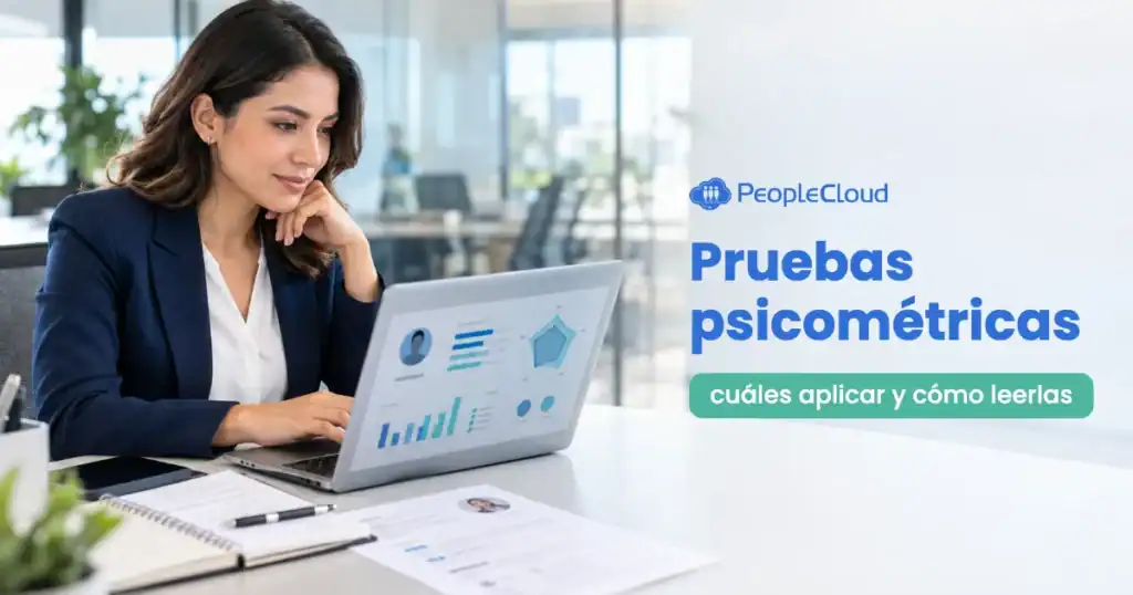 Reclutadora revisa en su laptop los resultados de pruebas psicométricas de un candidato